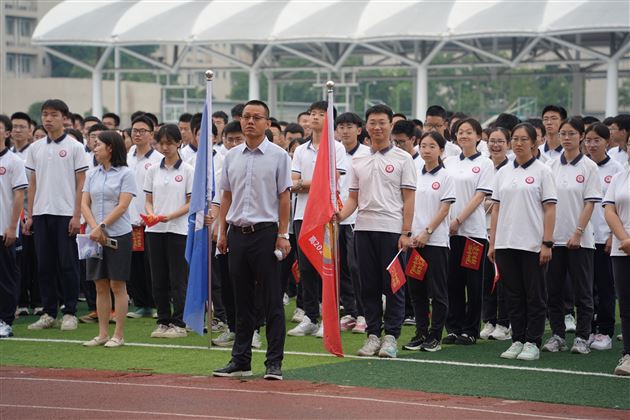 升楼筑梦剑指高三　　凌霄有期顶峰相见——棠外高2024级升楼仪式 