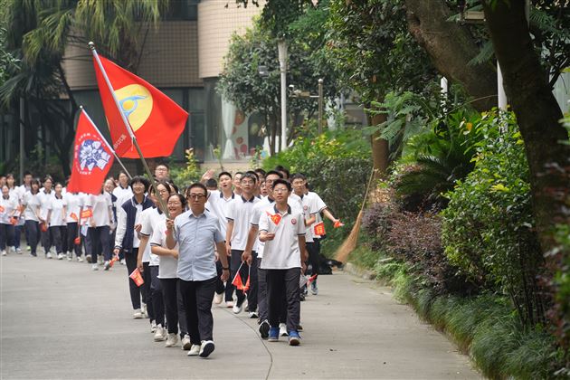 升楼筑梦剑指高三　　凌霄有期顶峰相见——棠外高2024级升楼仪式 