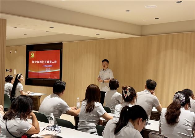 棠外附小党总支开展庆“七一”主题党日活动