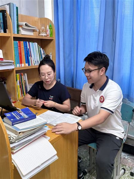 外语组教师指导参赛学生