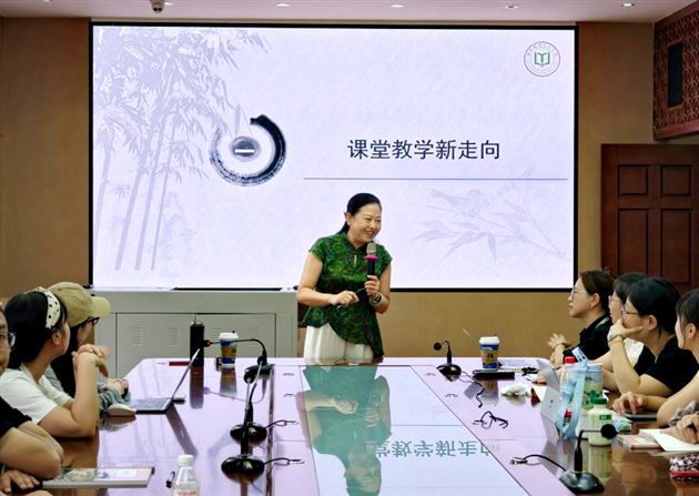 名师引航启新思　深耕课堂促成长