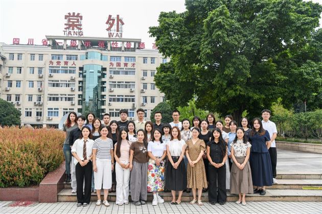 高中外语教研组全体教师合影 