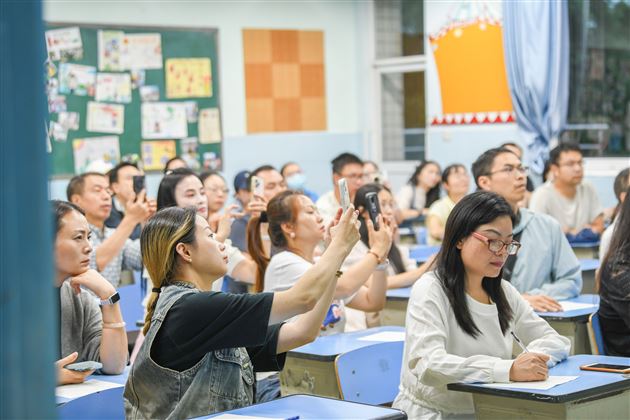 棠外附小顺利召开新学期家长会