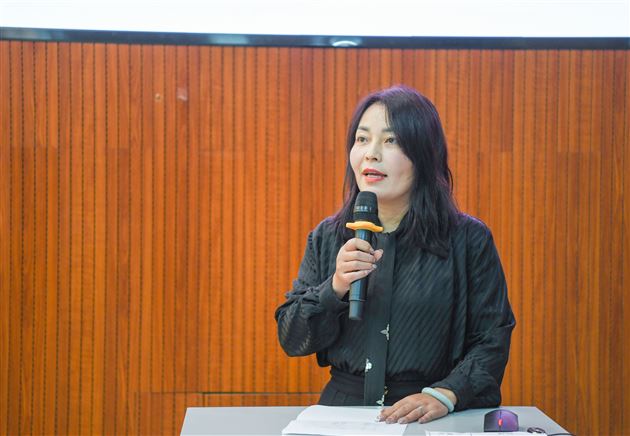 李秀芳主任宣读优秀学员名单