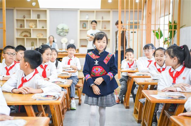 学生苗族服饰体验
