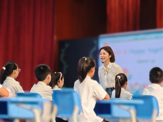 棠外附小党员教师樊玲赴巴中市新教材培训献课获好评