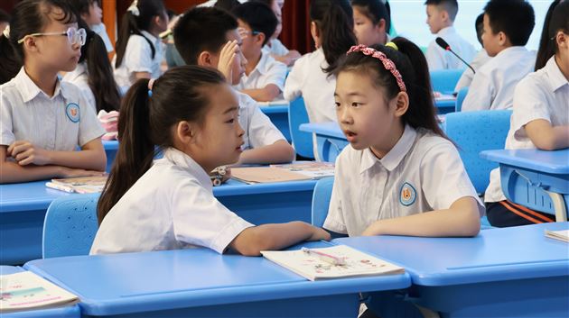 棠外附小党员教师樊玲赴巴中市新教材培训献课获好评