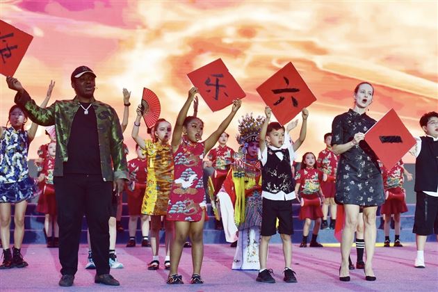 附小学生中、英、法、日、俄、韩、西7语演唱歌曲《中国话》