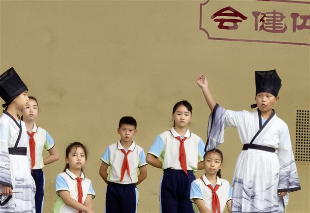 棠外附小举行第四周“月满中秋，情系家国”主题升旗仪式