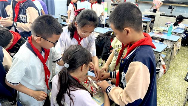 学生做船