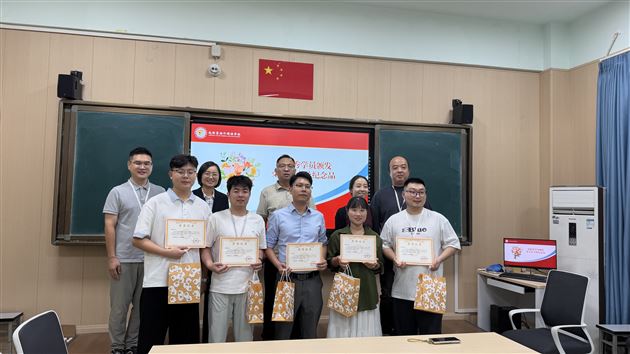 现场为上期优秀学员颁发荣誉证书与纪念品