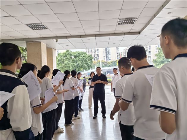 高中德育安全处主任林仕虎、副主任汪丽培训骨干学生