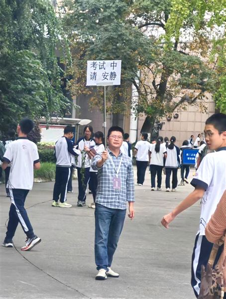 高中德育安全处老师进行课间噪音管理 