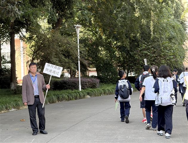 高中德育安全处老师进行课间噪音管理