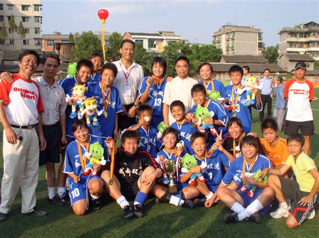 棠中女子足球队获2006年四川省第十届运动会女子足球甲、乙组比赛冠军(现场图片13)