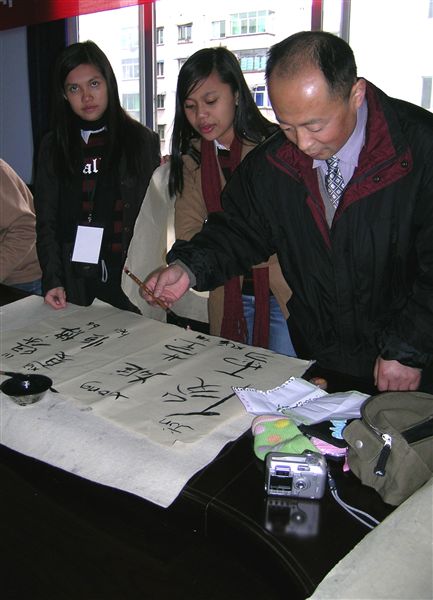 辅导印尼学生学习中国书法
