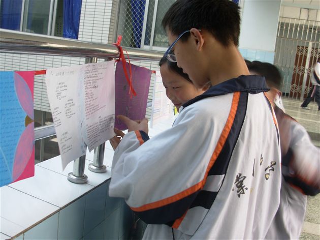 棠中初2010届3班小报比赛(一)