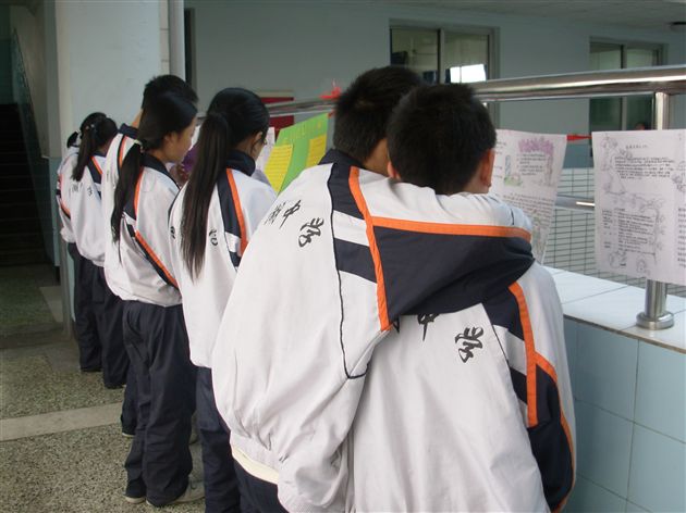 棠中初2010届3班小报比赛(四)