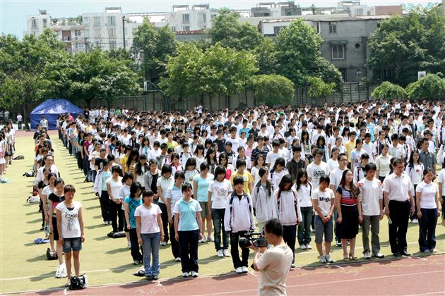 棠中师生沉痛悼念汶川大地震中遇难同胞(二)