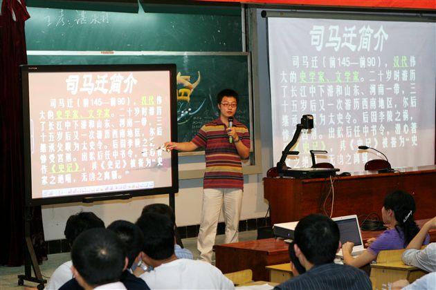 棠湖中学举行新置多媒使用培训会(三)