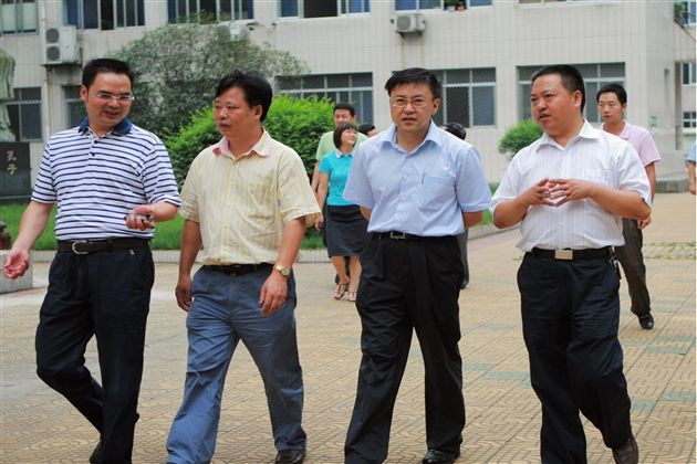 成都市副市长傅勇林等领导莅临我校视察(三)