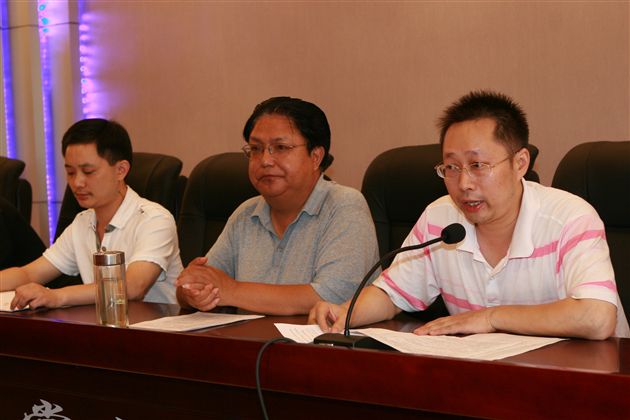 学导处副主任杨光智宣读《棠湖中学2008-2009学年度学科教师师徒结对协议》