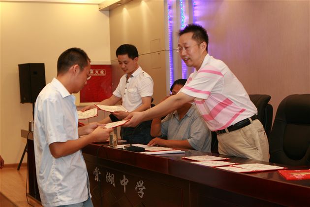 与会领导为结对师傅颁发证书