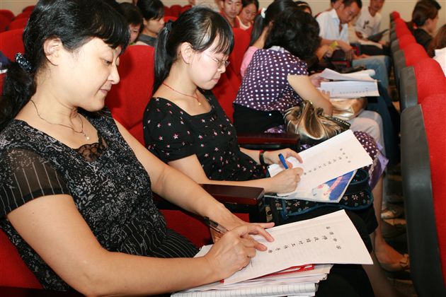 结对师徒在协议书上郑重签字