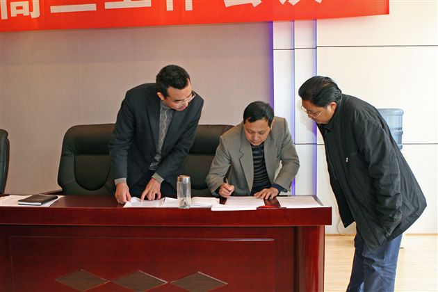 副校长温元聪确认目标责任书
</p><p>