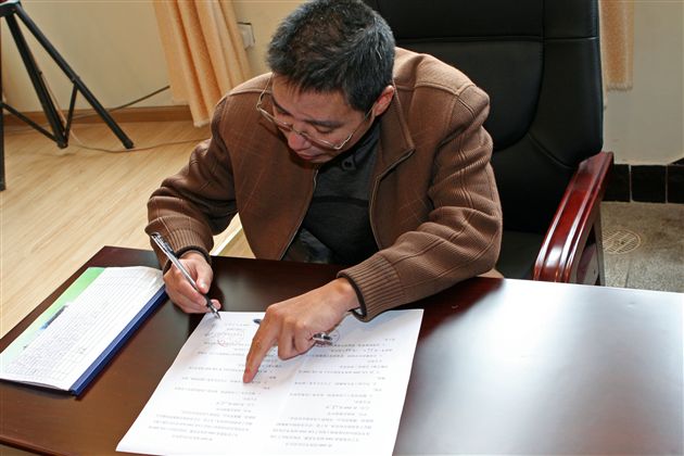 林刚老师代表班级与学校签订目标责任书
</p><p>