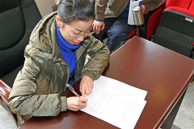 李宇姝老师代表班级与学校签订目标责任书
</p><p>