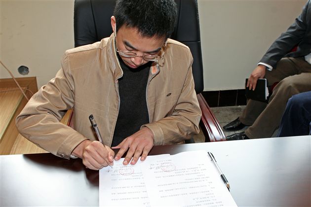 张羽老师代表班级与学校签订目标责任书
</p><p>