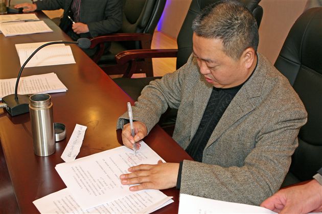 熊校长代表学校与各班签订目标责任书
</p><p>