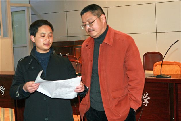 行政办副主任熊波与县教研室英语教研员雷传励老师研讨