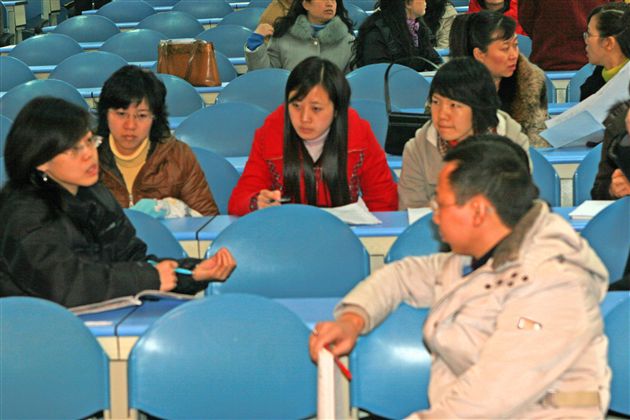 与会教师认真积极探讨（二）