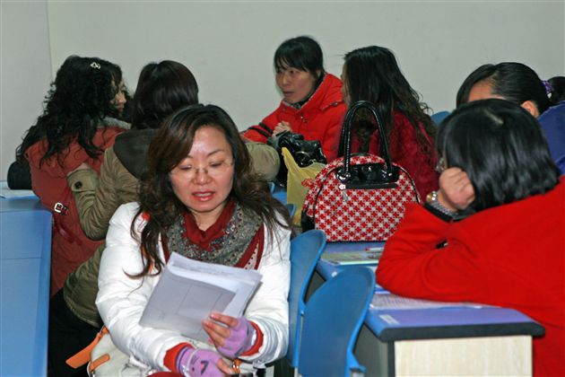 与会教师认真积极探讨（三）