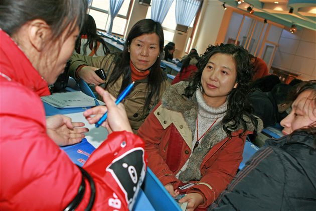 与会教师认真积极探讨（四）