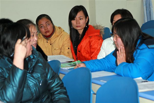 与会教师认真积极探讨（五）