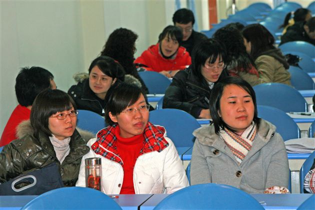 与会教师认真积极探讨（六）