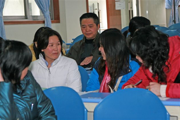 与会教师认真积极探讨（九）