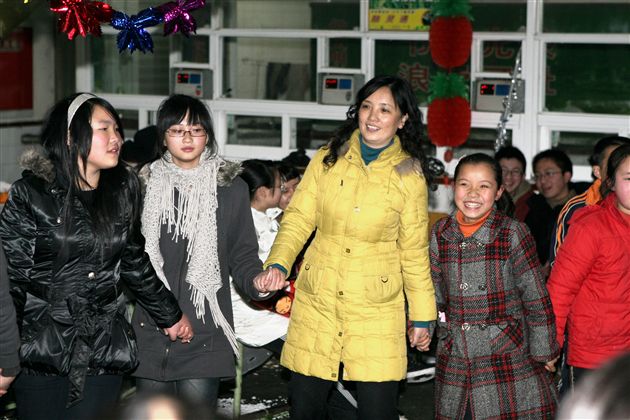 零班同学邀学生处朱玉彬主任共舞