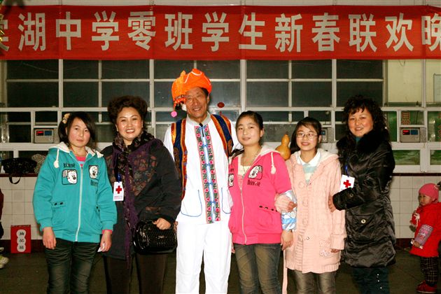 县红十字会陈秘书长等嘉宾与零班同学合影