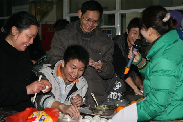 校团委书记周映老师采访与会家庭