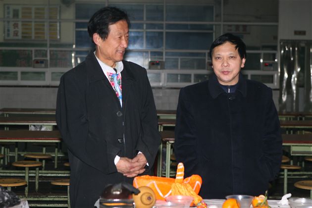 温元聪副校长与嘉宾留念