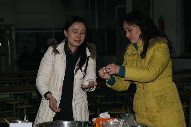 学生处朱玉彬主任与学导处邱玲副主任比赛包饺子