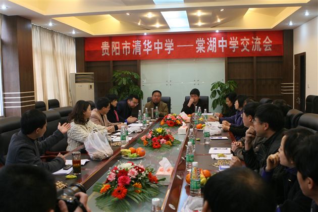 行政办副主任熊波向来宾介绍我校领导