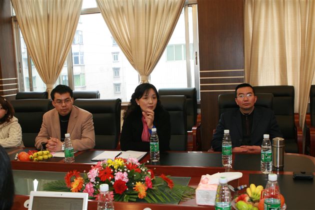 学生处朱玉彬主任向考察团一行介绍我校德育教育管理经验