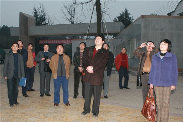 考察团一行参观校园(一)
</p><p>