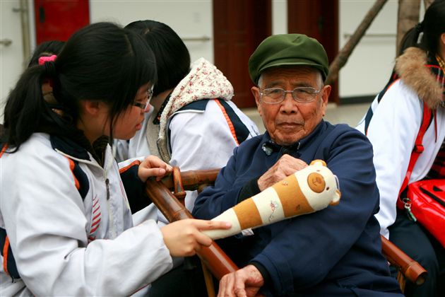 为老人捶手