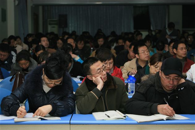 我校教师认真听取韩教授报告